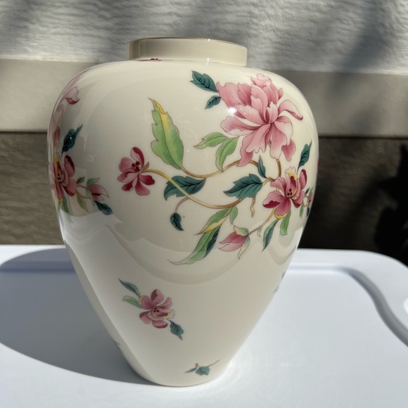 Beautiful Lenox Large Ginger Jar, Barrington Collection. Cream with floral print - Picture 4 of 5